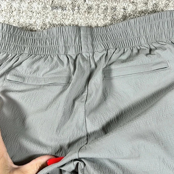 Athleta Mod Trekkie Crop Woven Pull On Pants Gray Casual Walking Travel Fit Sz 2 - Picture 11 of 11